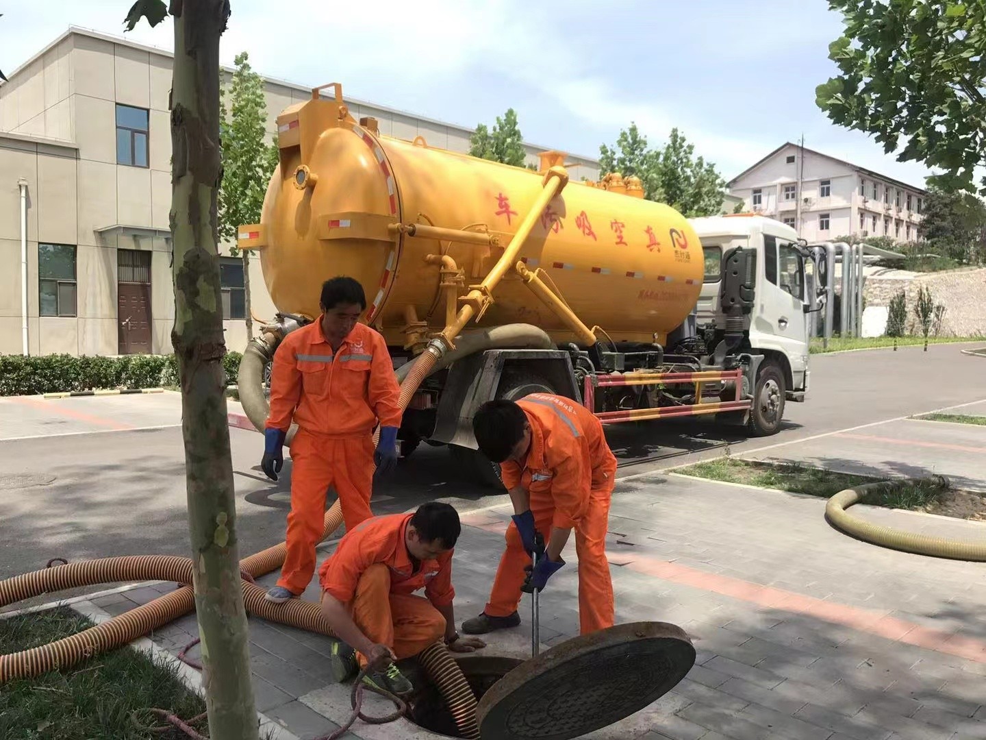 广平管道疏通车停在窨井附近