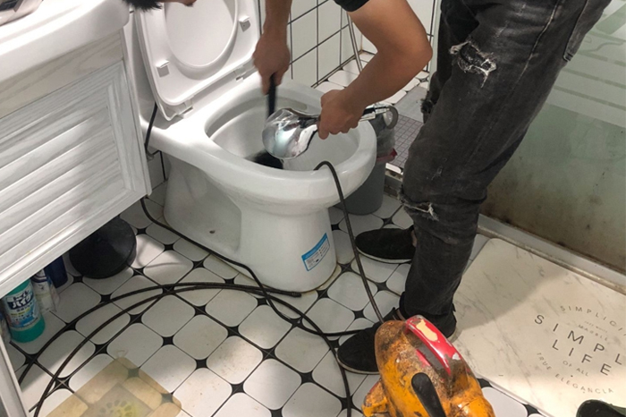 广平马桶堵塞自己疏通还是找师傅？专业上门服务让你省时更省心